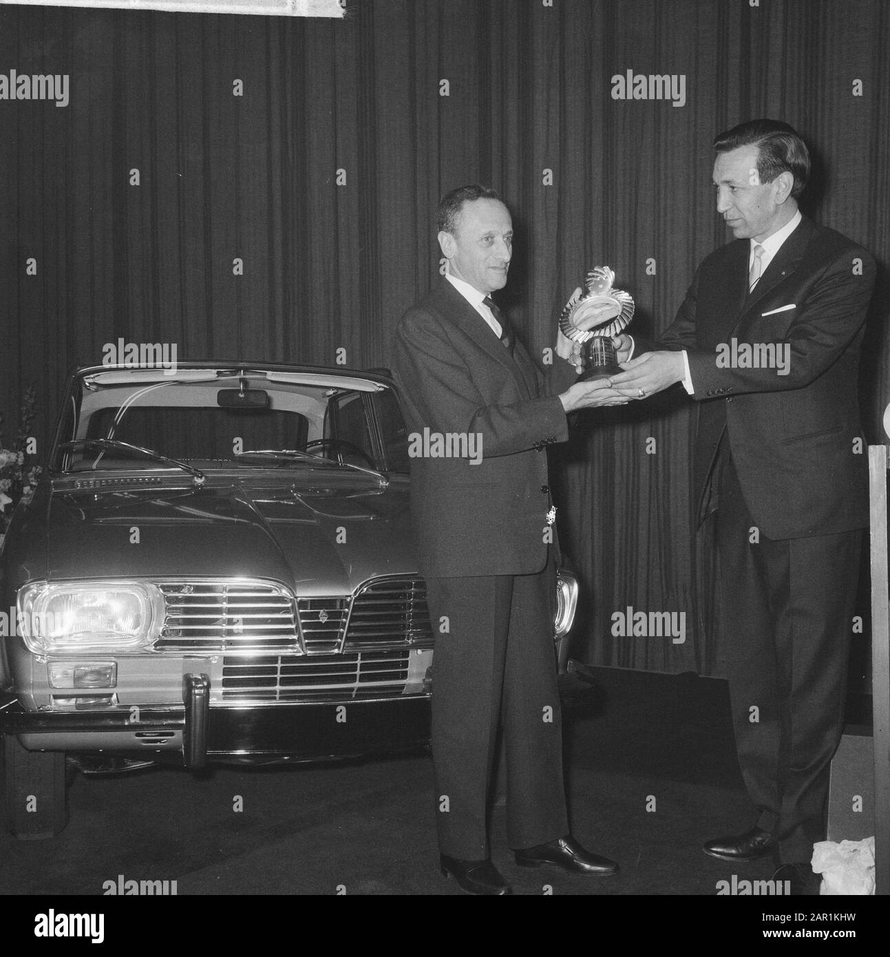 Trophee Auto de l'année décernée au président-directeur général Des Usines Renault, Pierre Dreyfus Date : 3 février 1966 mots clés : Trophee Banque D'Images