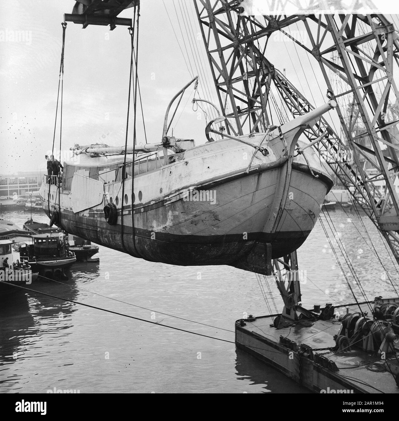 La chasse de l'écrivain Jan de Hartog arrive à Rotterdam Merwehaven Date: 27 décembre 1965 lieu: Rotterdam, Zuid-Holland mots clés: Ports, navires Banque D'Images