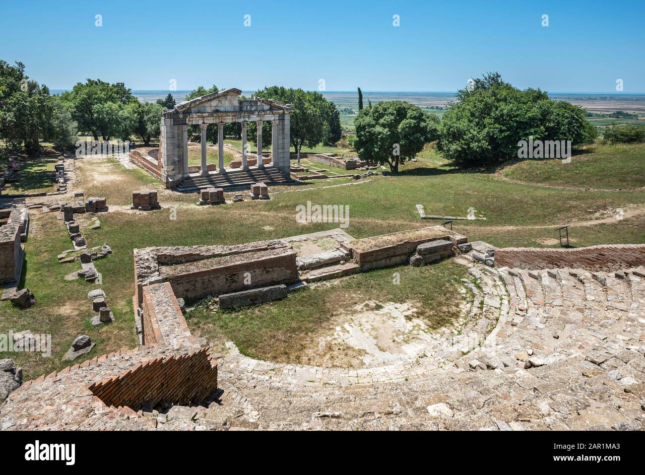 Vue sur le Monument d'Agonothetes du théâtre d'Apollonia près de Fier dans le centre de l'Albanie. Banque D'Images