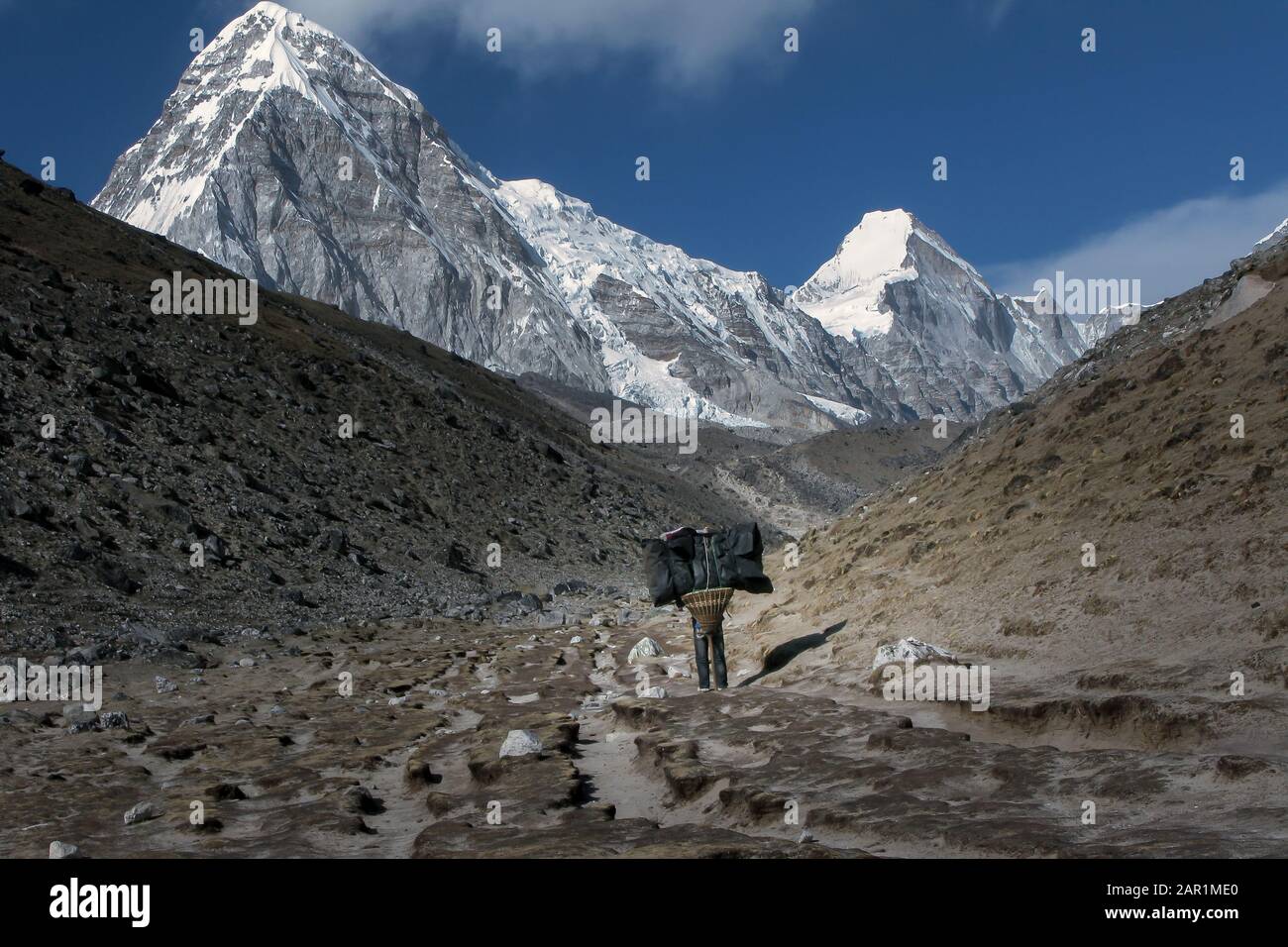Trekking dans les montagnes de l'Himalaya Banque D'Images Trekking dans les montagnes de l'Himalaya Banque D'Images