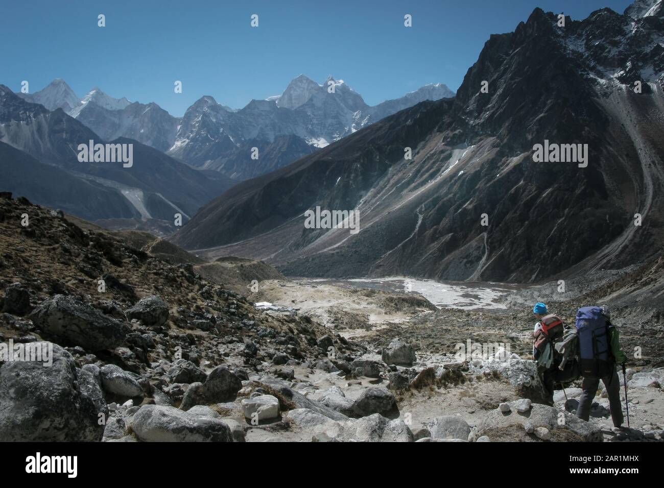 Trekking dans les montagnes de l'Himalaya Banque D'Images
