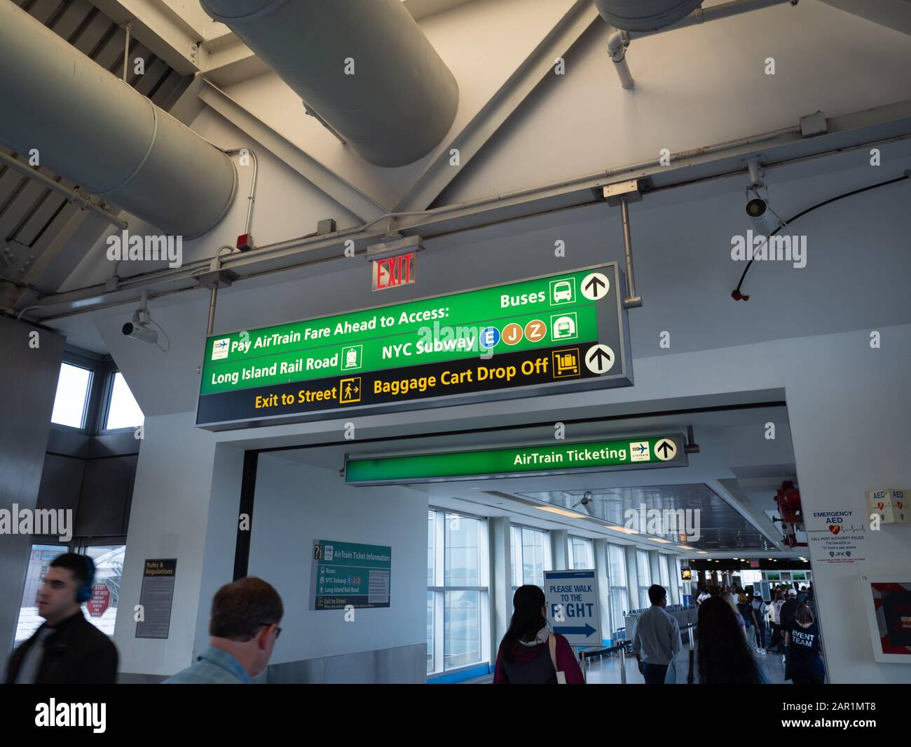 New York, États-Unis - 2 juin 2019: Les panneaux d'information à la station de la Jamaïque à Queens. Banque D'Images