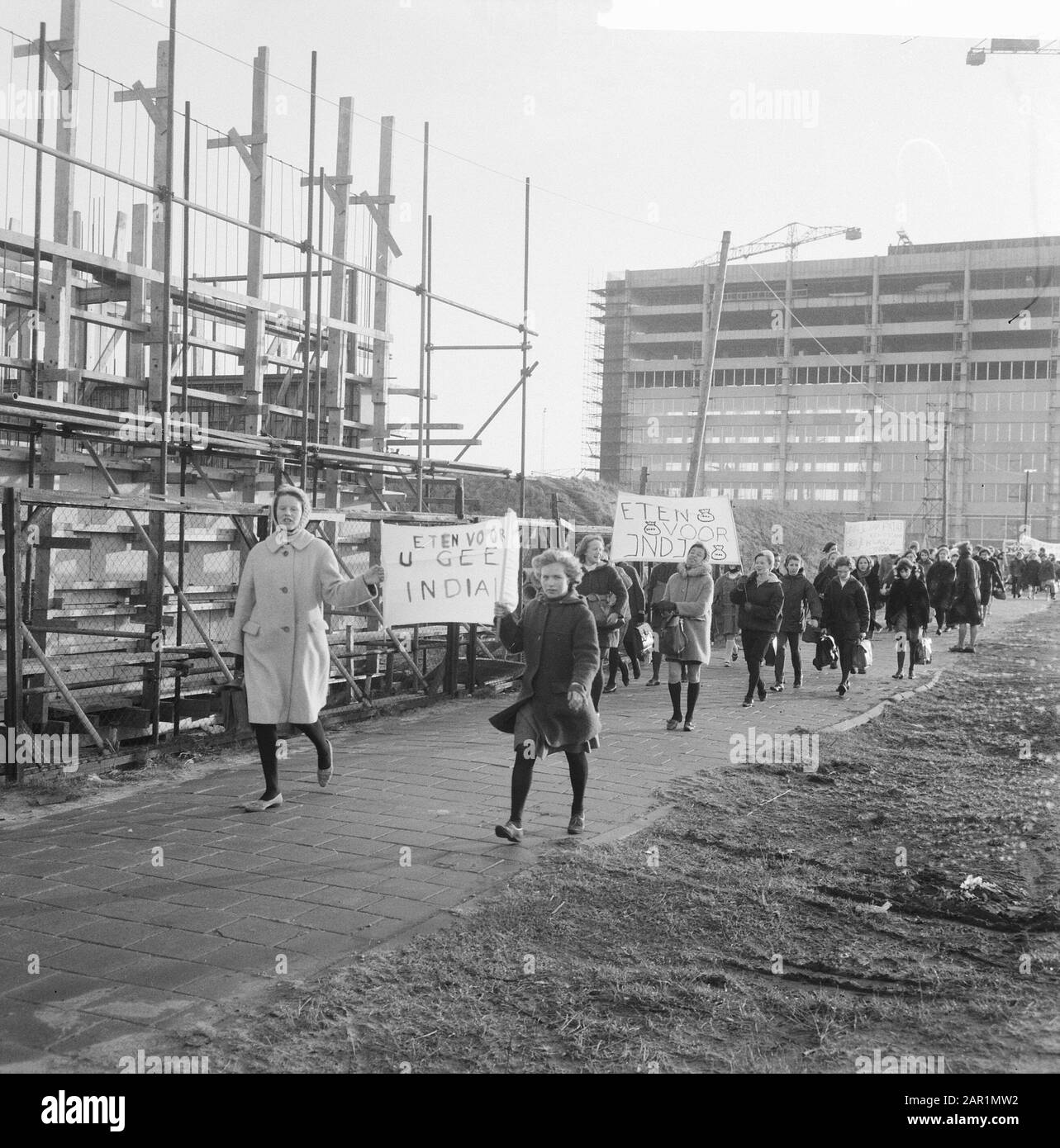 Faim mars à travers la ville, les écoliers avec des bannières sur leur chemin (près de Surinameplein) Date: 24 février 1966 mots clés: Bannières, écoliers Banque D'Images