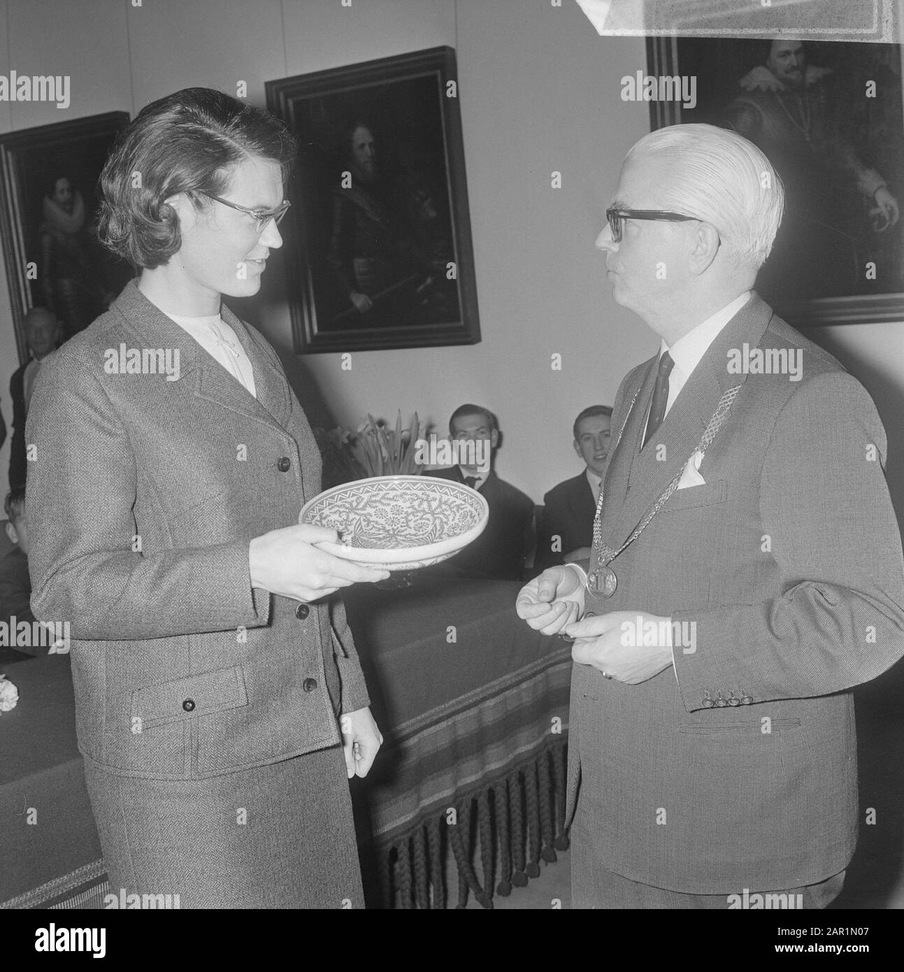 Stien Kaiser gehulde in Delft, Maire de Delft STIEN Kaiser Date: 25 février 1966 lieu: Delft, Zuid-Holland mots clés: Maires, distinctions Nom personnel: Kaiser, Stien Banque D'Images