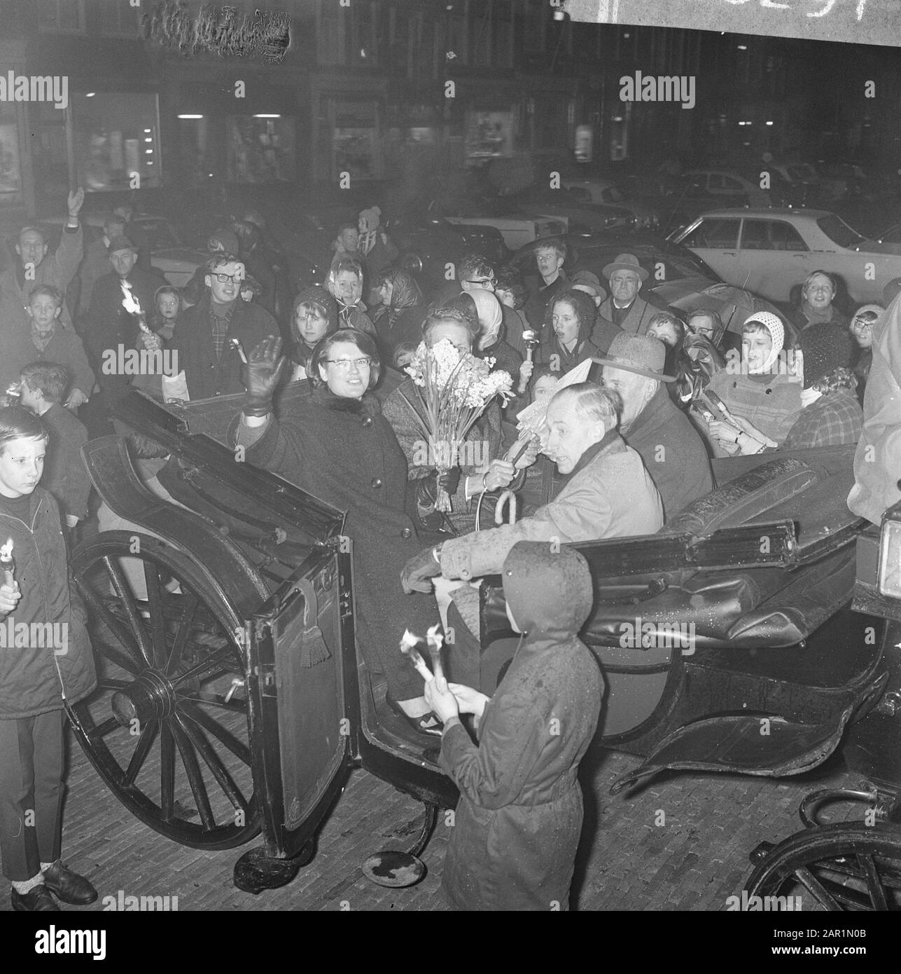 Stien Kaiser gehulde in Delft, in de caleche Date : 25 février 1966 lieu : Delft, South-Holland mots clés : HULMINES Nom personnel : Kaiser, STIEN Banque D'Images