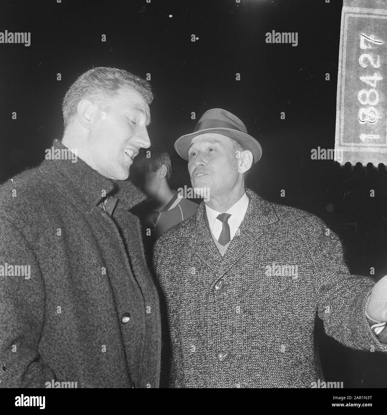 Première équipe néerlandaise contre Eintracht, entraîneur Kessler (gauche) en conversation avec Elek Schwartz (entraîneur Eintracht) Date: 2 mars 1966 mots clés: Équipes, conversations, sports, entraîneurs, football Nom personnel: ELEK Schwartz Banque D'Images