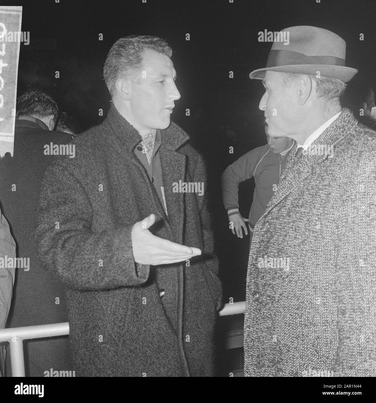 Première équipe néerlandaise contre Eintracht, entraîneur Kessler (gauche) en conversation avec Elek Schwartz (entraîneur Eintracht) Date: 2 mars 1966 mots clés: Équipes, conversations, sports, entraîneurs, football Nom personnel: ELEK Schwartz Banque D'Images