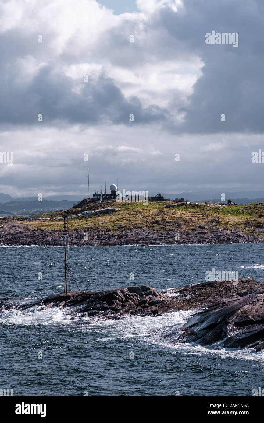 Vue sur le paysage de la mer dure à Mortavika et de la station météo ou radar sur la petite colline, Norvège Banque D'Images