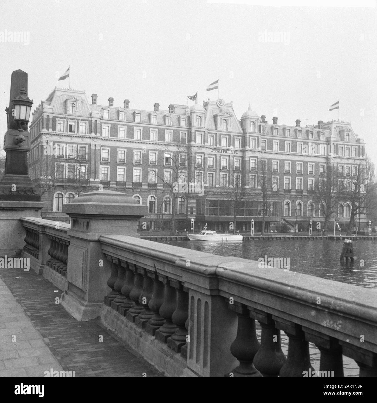 Exterieur Amstelhotel, front, back Date : 8 mars 1966 mots clés : Hôtels, extérieur Nom de l'établissement : Amstelhotel Banque D'Images