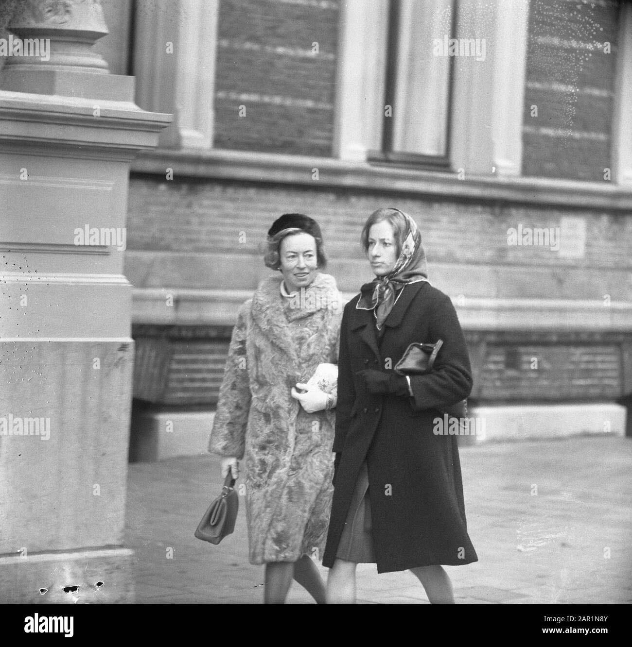 Les sœurs de Claus von Amsberg prennent une marche Date: 8 mars 1966 Nom personnel: Claus, prince Banque D'Images