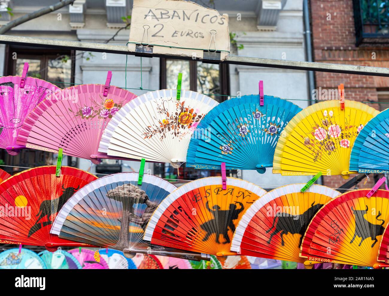 Fans aux couleurs vives en vente sur le marché aux puces de Rastro autour de Lavapies et Embajadores dans le centre de Madrid, en Espagne. Banque D'Images