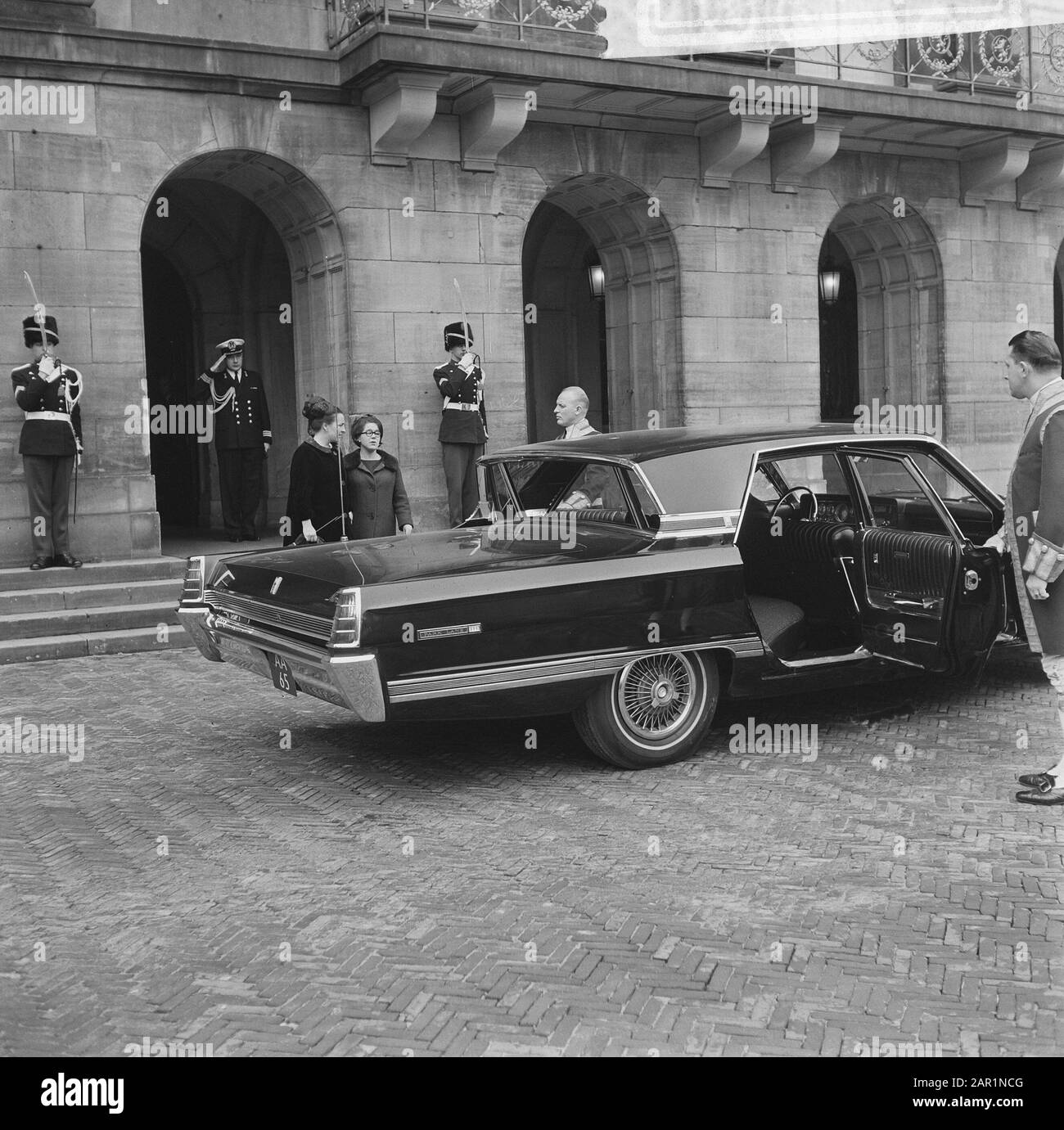 Fête joie dans la ville, princesse Christina et princesse Margriet au Palais Date: 8 mars 1966 mots clés: Palais, Princesses Nom personnel: Christina, princesse, Margriet, princesse Banque D'Images