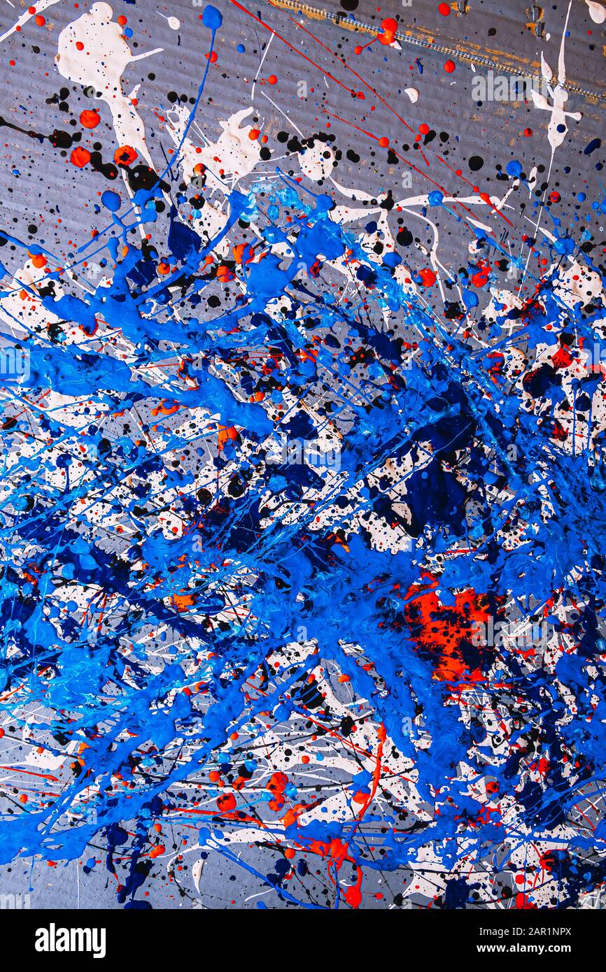 Expressionnisme abstrait. Art contemporain Image peinte à l'aide de la technique du dripping. Mélange de différentes couleurs bleu rouge blanc noir. Un riot de col Banque D'Images