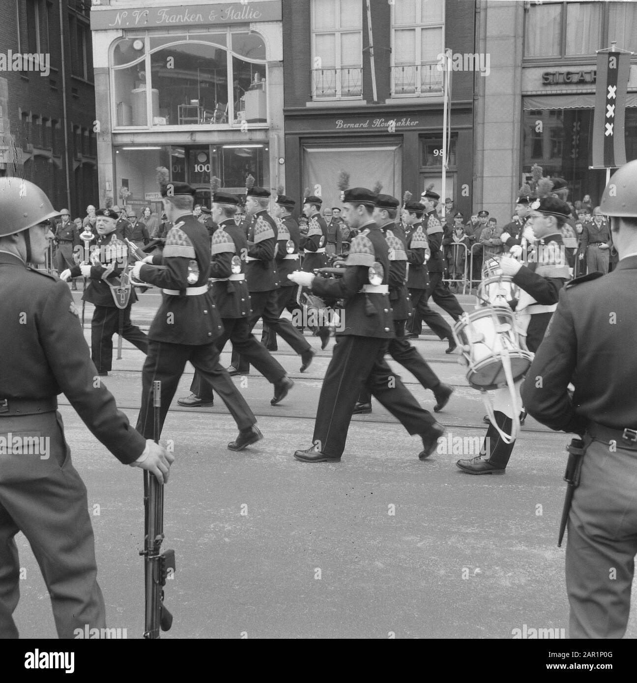 Mariage princesse Beatrix et Claus von Amsberg, groupe de musique tire date: 10 mars 1966 mots clés: Mariages, bandes de musique Nom personnel: Beatrix, princesse, Claus, prince Banque D'Images