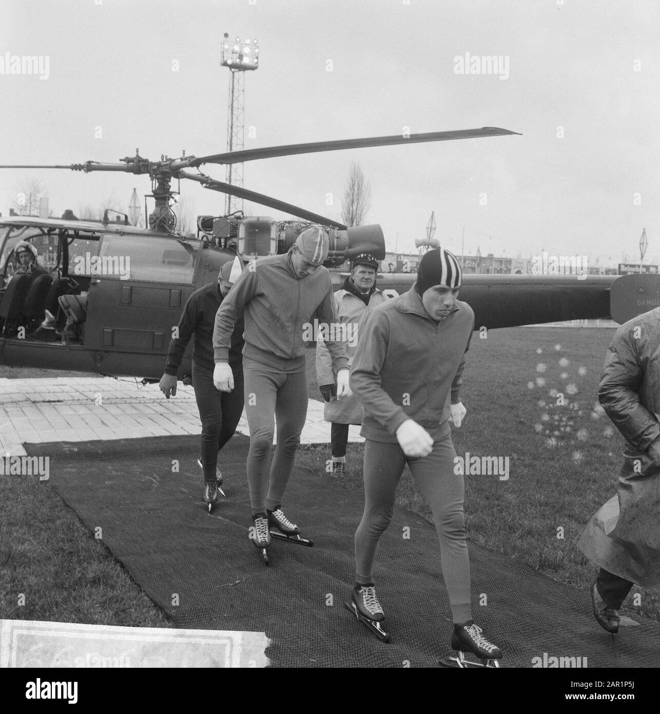 Équipage de patinage Huling à Jaap Edenbaan à Amsterdam, les patineurs se décollent en hélicoptère Date: 13 mars 1966 lieu: Amsterdam, Noord-Holland mots clés: Hélicoptères, coques, patineurs Nom personnel: Jaap Eden Job Banque D'Images