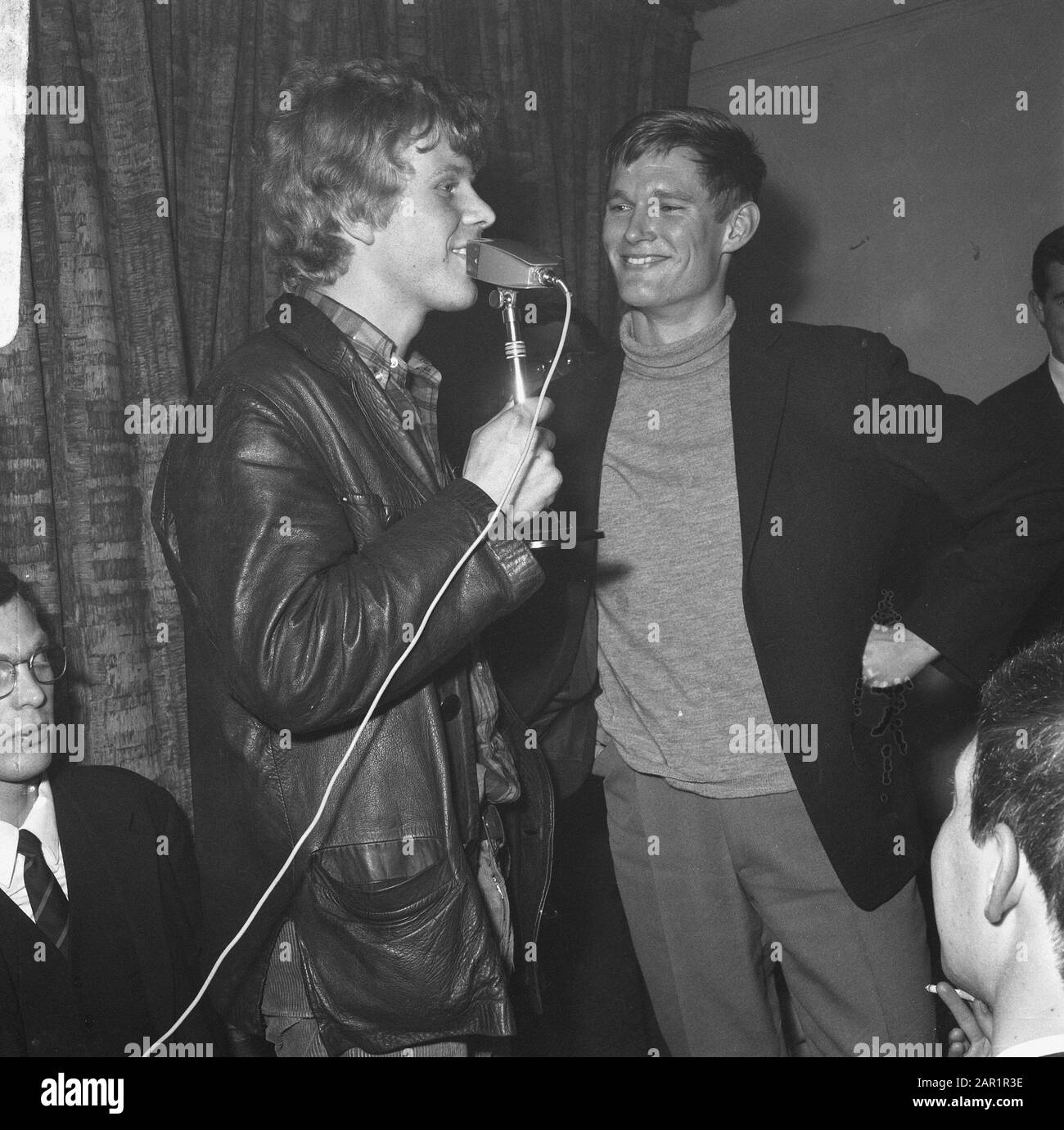 Provo-ademing à Rotterdam, a quitté Rob Stok avec une seconde au cours du litige Date: 31 mars 1966 lieu: Rotterdam, Zuid-Holland mots clés: Militants, débats, événements Nom personnel: Stolk, Rob Nom de l'institution: Provo Banque D'Images