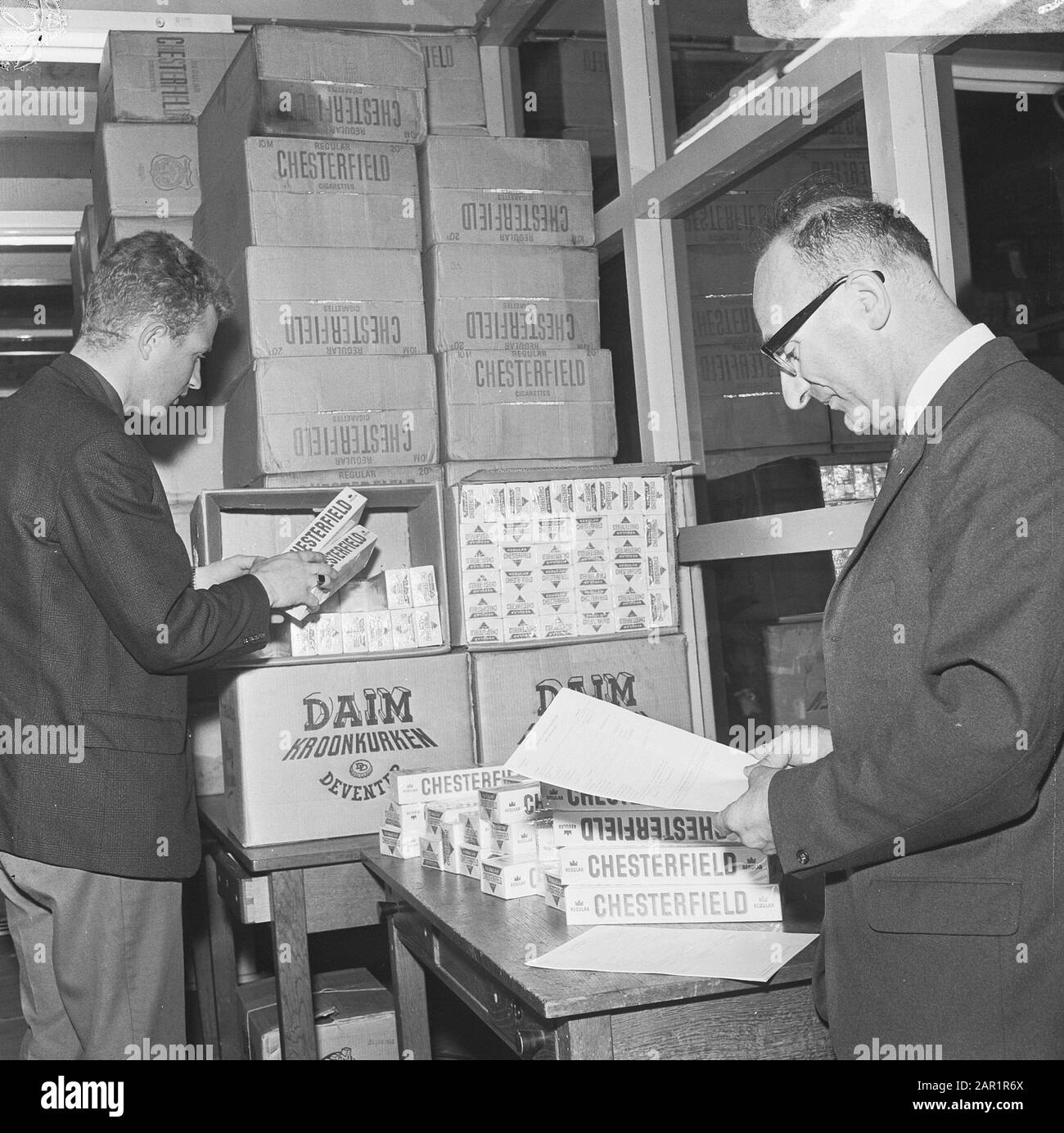 Douanes à Rotterdam, passablement de cigarettes saisi Date : 28 juin 1966 lieu : Rotterdam, Hollande-Méridionale mots clés : douanes, Cigarettes Banque D'Images