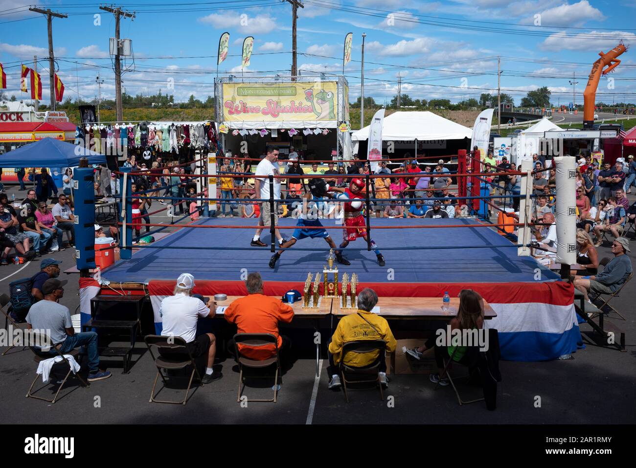 Sryacuse, NY/USA - 31 août 2019: Deux garçons se battent l'un l'autre lors d'un match de boxe en envergure tenu à la Great New York State Fair. Banque D'Images