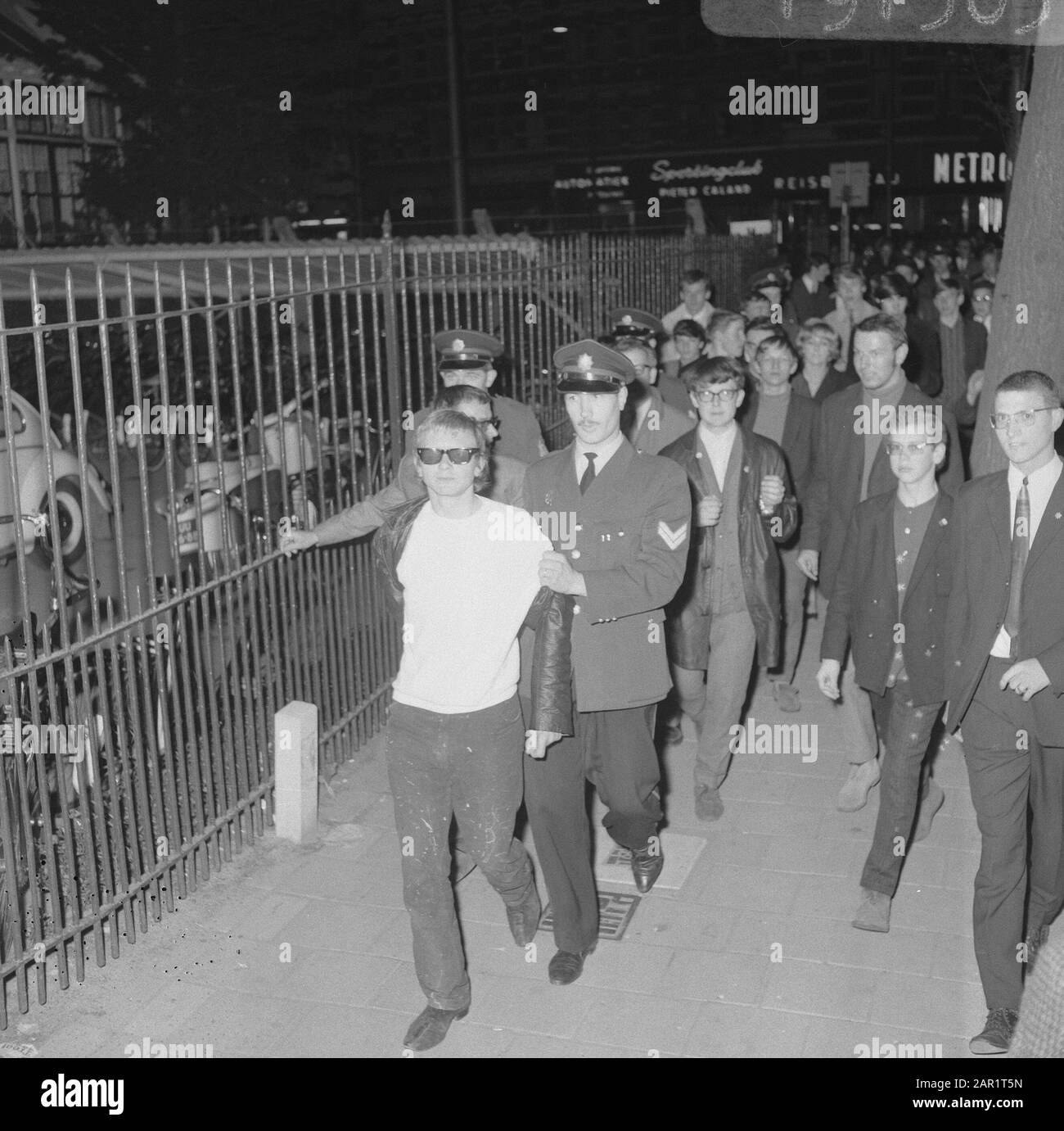 Provo-rel à Rotterdam Date : 14 mai 1966 lieu : Rotterdam, Zuid-Holland mots clés : émeutes Nom de l'institution : Provo Banque D'Images