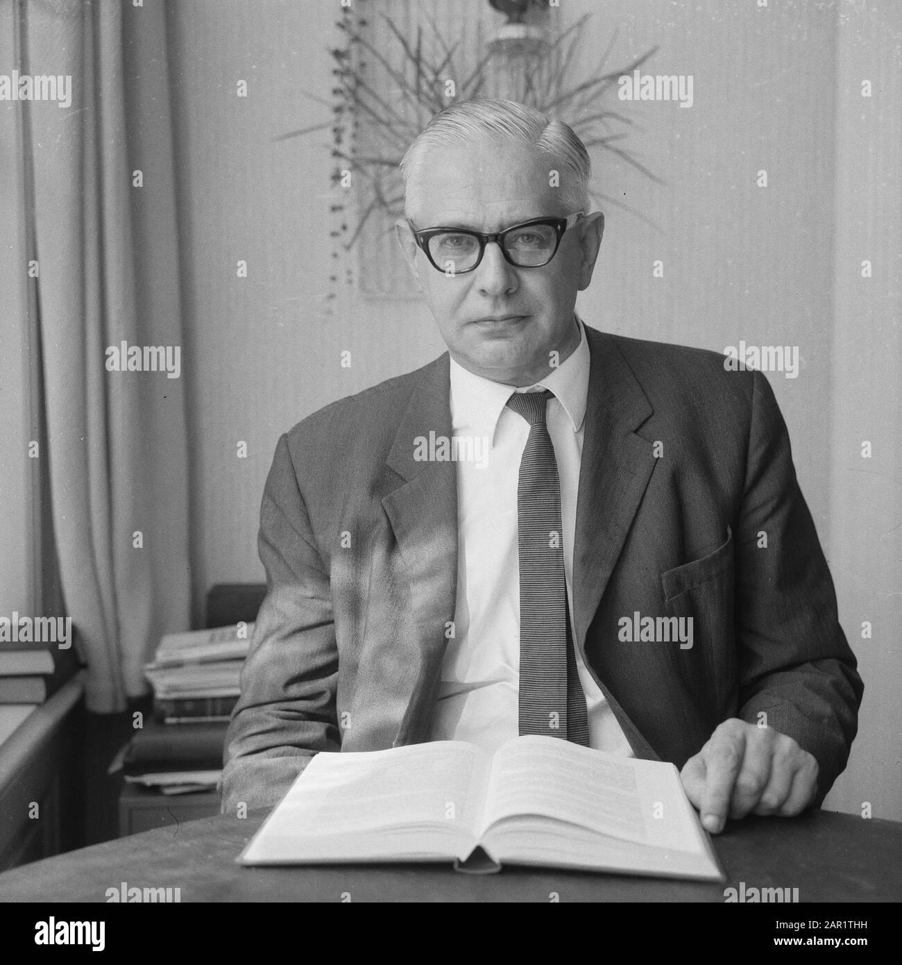 Professeur Bert Carl Johannes Duijker Portrait Annotation: Bert Duijker (10 octobre 1912 Amsterdam, 24 avril 1983) a été l'un des premiers professeurs de psychologie à l'Université d'Amsterdam. Date : 5 septembre 1966 mots clés : portraits, professeurs, psychologie Nom personnel : Duijker, Hubertus, Carl, Johannes Banque D'Images