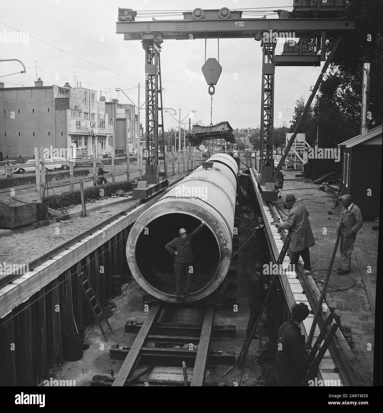 Construction du système d'évacuation du réseau d'assainissement à la Haye installation d'un tuyau d'égout Date : 16 septembre 1966 lieu : la Haye, Zuid-Holland mots clés : activités de construction, assainissement Banque D'Images