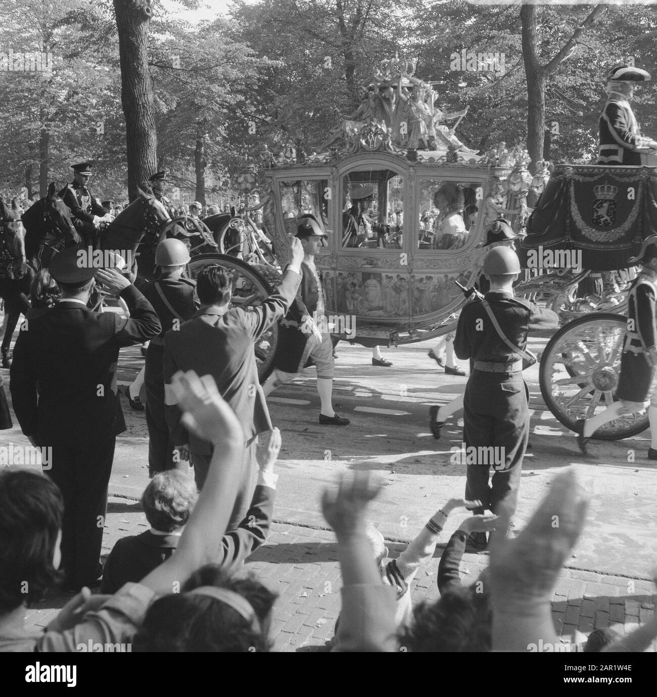 Prinsjesdag 1966 à la Haye Les Gens se ruant vers le Golden Carriage sur leur chemin vers le Ridderzaal Date: 20 septembre 1966 lieu: La Haye, Hollande du Sud mots clés: Calèches Nom personnel: Bernhard, prince, Juliana, Reine Nom institutionnel: Golden Carriage, Knight Hall Banque D'Images