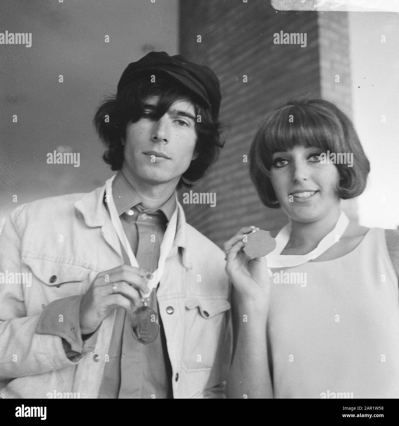 Annonce des résultats du Teen Beat Poll 1966 Amsterdam gagnant Boudewijn de Groot avec Trea Dobbs Date: 22 septembre 1966 lieu: Amsterdam, Noord-Holland mots clés: Artistes, musique, musiciens, chanteurs, chanteurs Nom personnel: Dobbs, Trea, Groot, Boudewijn de Banque D'Images