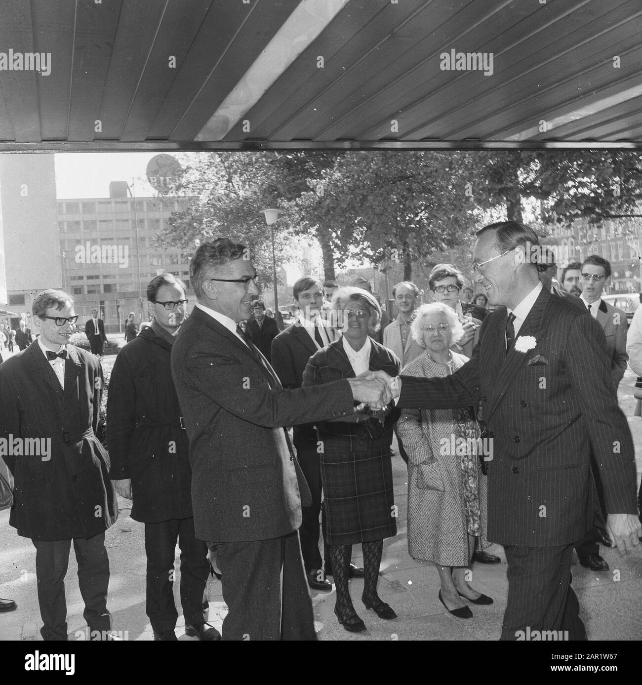 Congrès du Central Institute Training Sports leaders (CIO) à de Doelen à Rotterdam Prins Bernhard shake la main du maire de Rotterdam Wim Thomassen Date: 19 septembre 1966 lieu: Rotterdam , Zuid-Holland mots clés: Arrivée et verterk, salutations, maires, congrès, princes Nom personnel: Bernhard (prince Pays-Bas), Thomassen, Wim Institutionname: Doelen, de Banque D'Images