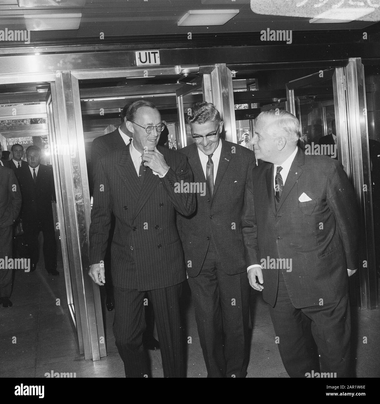 Congrès du Central Institute Training Sports leaders (CIO) à de Doelen à Rotterdam Prins Bernhard en compagnie du maire de Rotterdam Wim Thomassen Date: 19 septembre 1966 lieu: Rotterdam , Zuid-Holland mots clés: Salutations, maires, congrès, princes Nom personnel: Bernhard (prince Pays-Bas), Thomassen, Wim Nom de l'institution: Doelen, de Banque D'Images