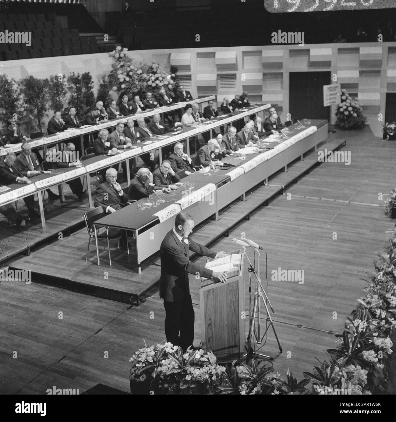Congrès du Central Institute Training Sports leaders (CIO) à de Doelen à Rotterdam Prins Bernhard au cours du discours d'ouverture Date: 19 septembre 1966 lieu: Rotterdam, Zuid-Holland mots clés: Congrès, ouvertures, princes, discours Nom personnel: Bernhard, prince (1911-2004) Nom de l'institution: Doelen, The Banque D'Images