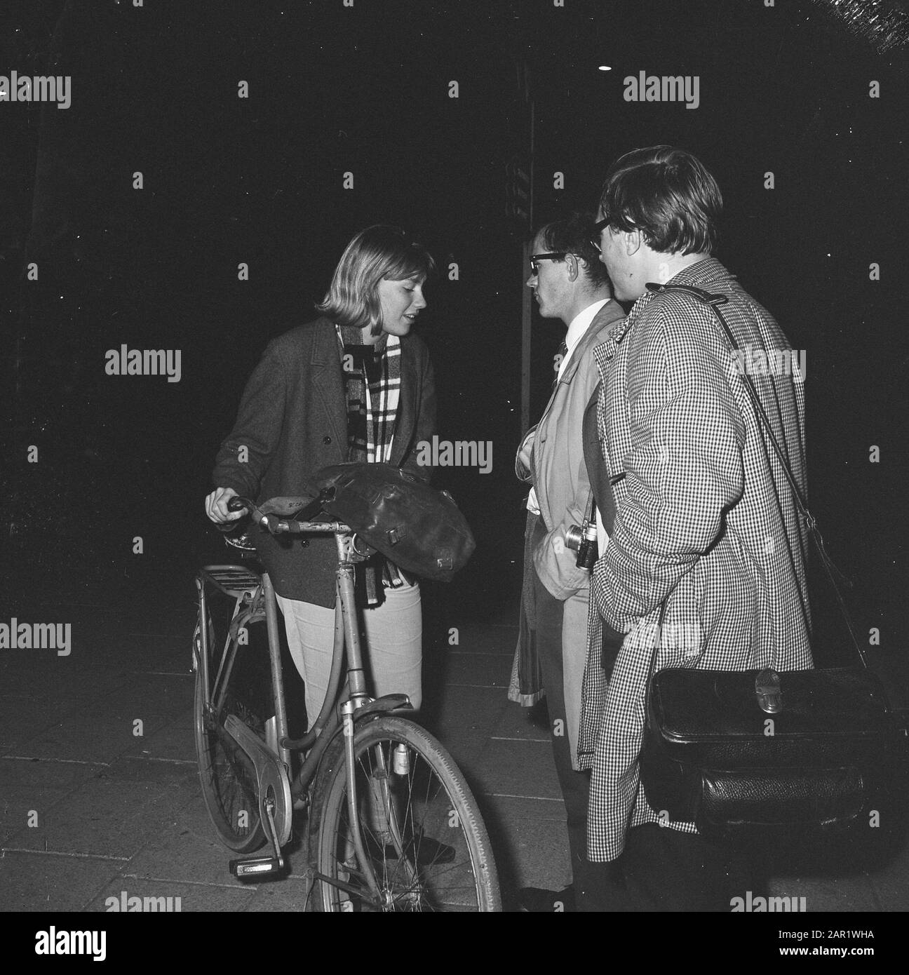 Les membres du mouvement étudiant de Rotterdam se réunissent pour mars aux étudiants de la Haye Date : 28 septembre 1966 lieu : Rotterdam, Zuid-Holland mots clés : étudiants Banque D'Images