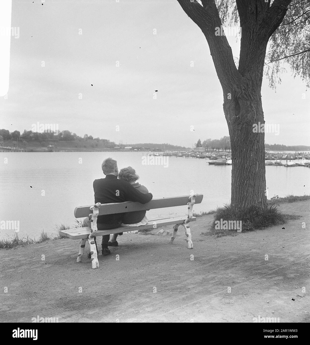 Finlande couple d'automne à Lappeenranta Date: 5 juillet 1967 lieu: Finlande, Lappeenranta mots clés: Personnes, lacs, infantiles Banque D'Images