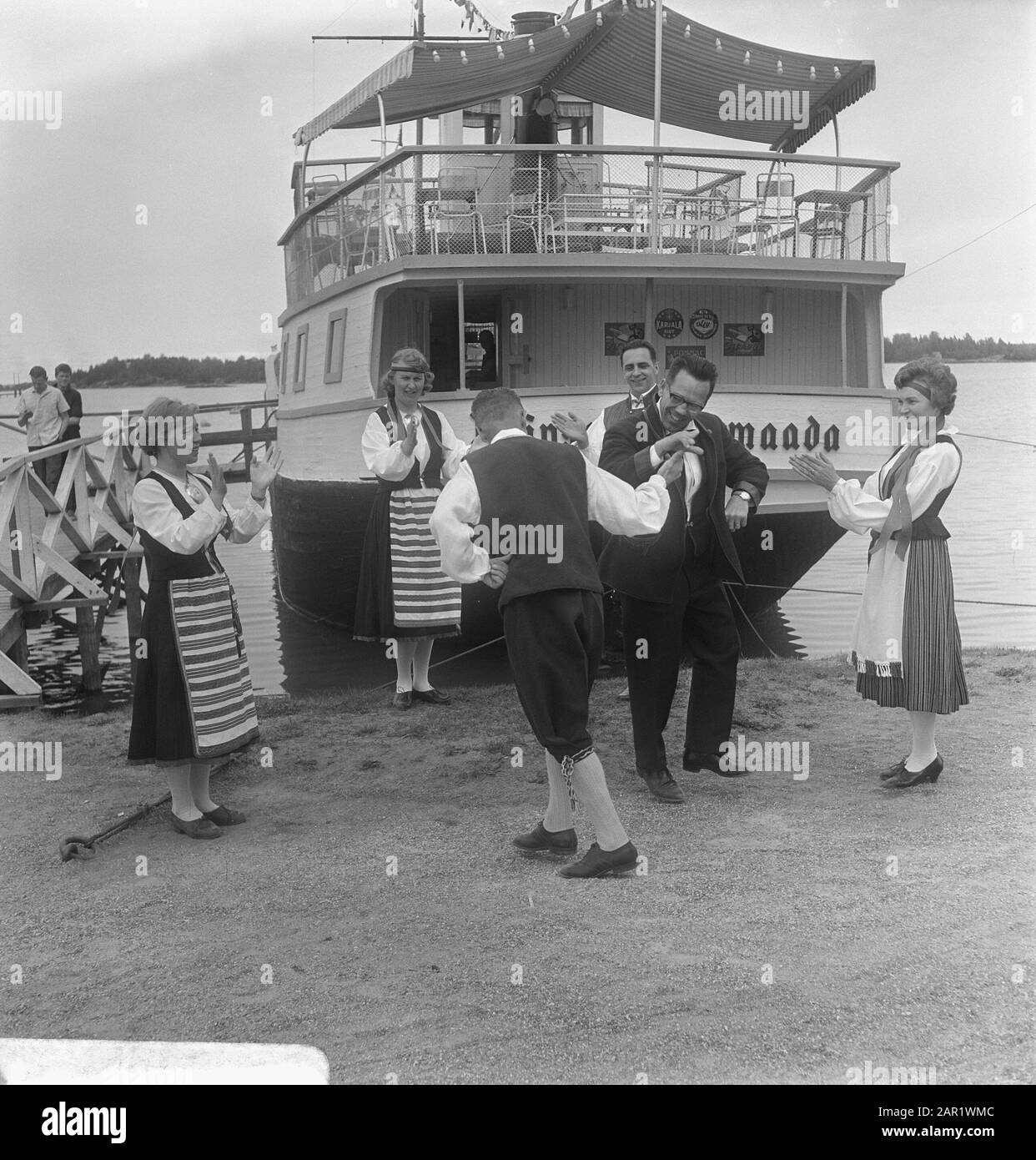 Finlande Volksdansgroep Lake district Date: 5 juillet 1967 lieu: Finlande mots clés: Ports, costumes traditionnels, danses folkloriques, danses folkloriques Banque D'Images