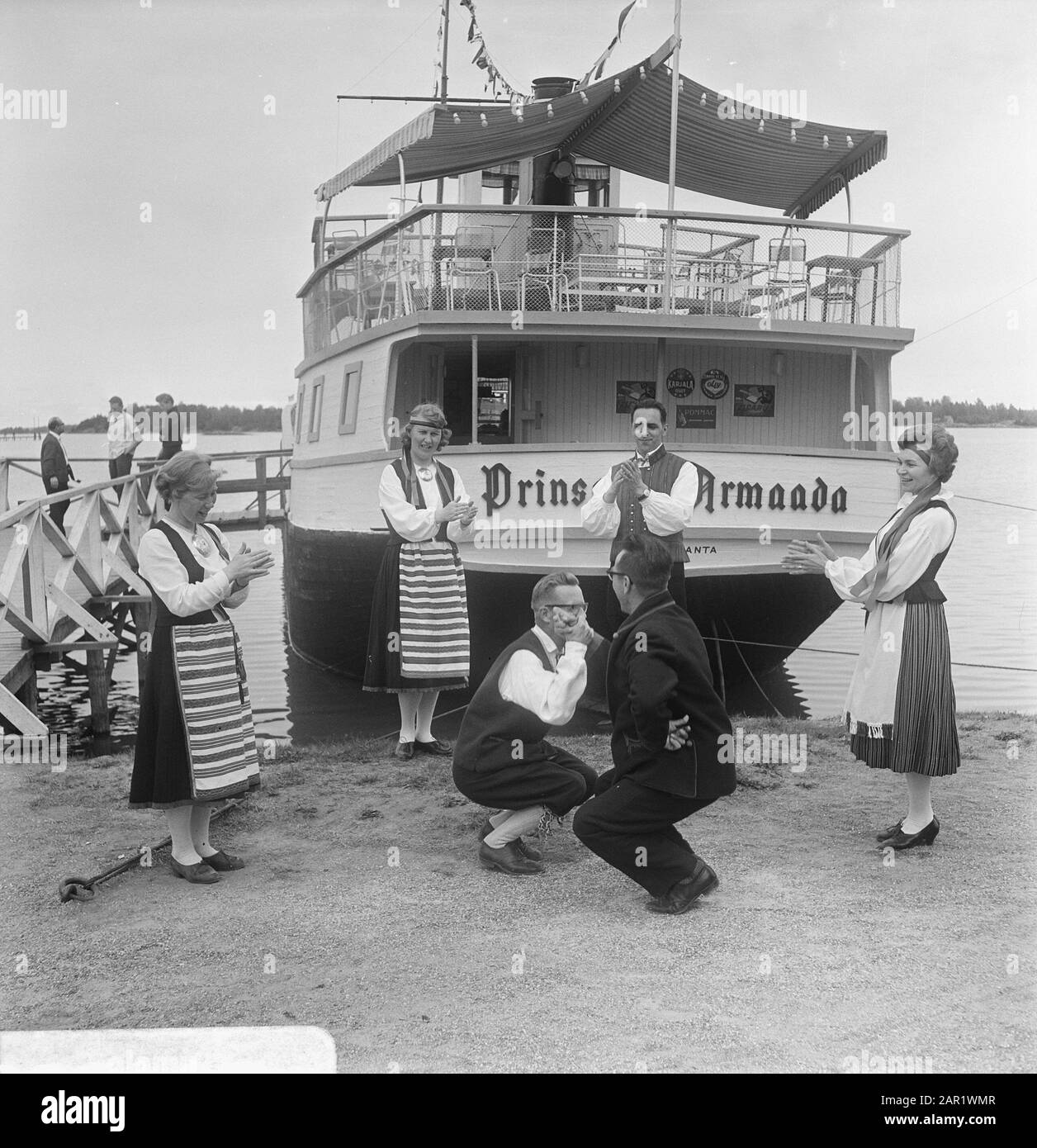 Finlande Volksdansgroep Lake district Date: 5 juillet 1967 lieu: Finlande mots clés: Ports, costumes traditionnels, danses folkloriques, danses folkloriques Banque D'Images