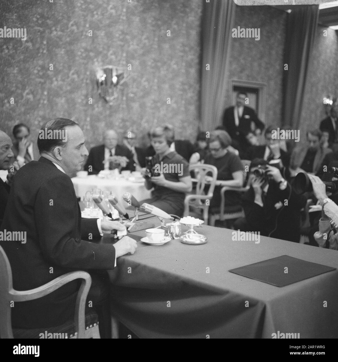 Conférence de presse du réalisateur suédois Ingmar Bergman à l'Hôtel Amstel à Amsterdam conférences de presse, réalisateurs de films, Bergmann, Ingmar Date: 10 octobre 1966 lieu: Amsterdam, Noord-Holland mots clés: Réalisateurs de films, conférences de presse Nom personnel: Bergmann, Ingmar Nom de l'institution: Amstelhotel Banque D'Images