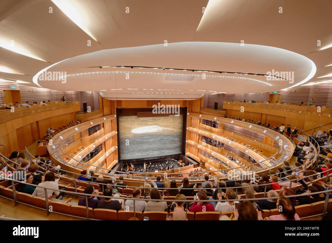 Saint-Pétersbourg, Russie - 22 janvier 2020: Les gens dans le Mariinsky II, la nouvelle étape du théâtre Mariinsky avant la performance. Ouvert en 2013, le nouveau bâtiment offre 2 000 sièges et une acoustique soigneusement conçue Banque D'Images