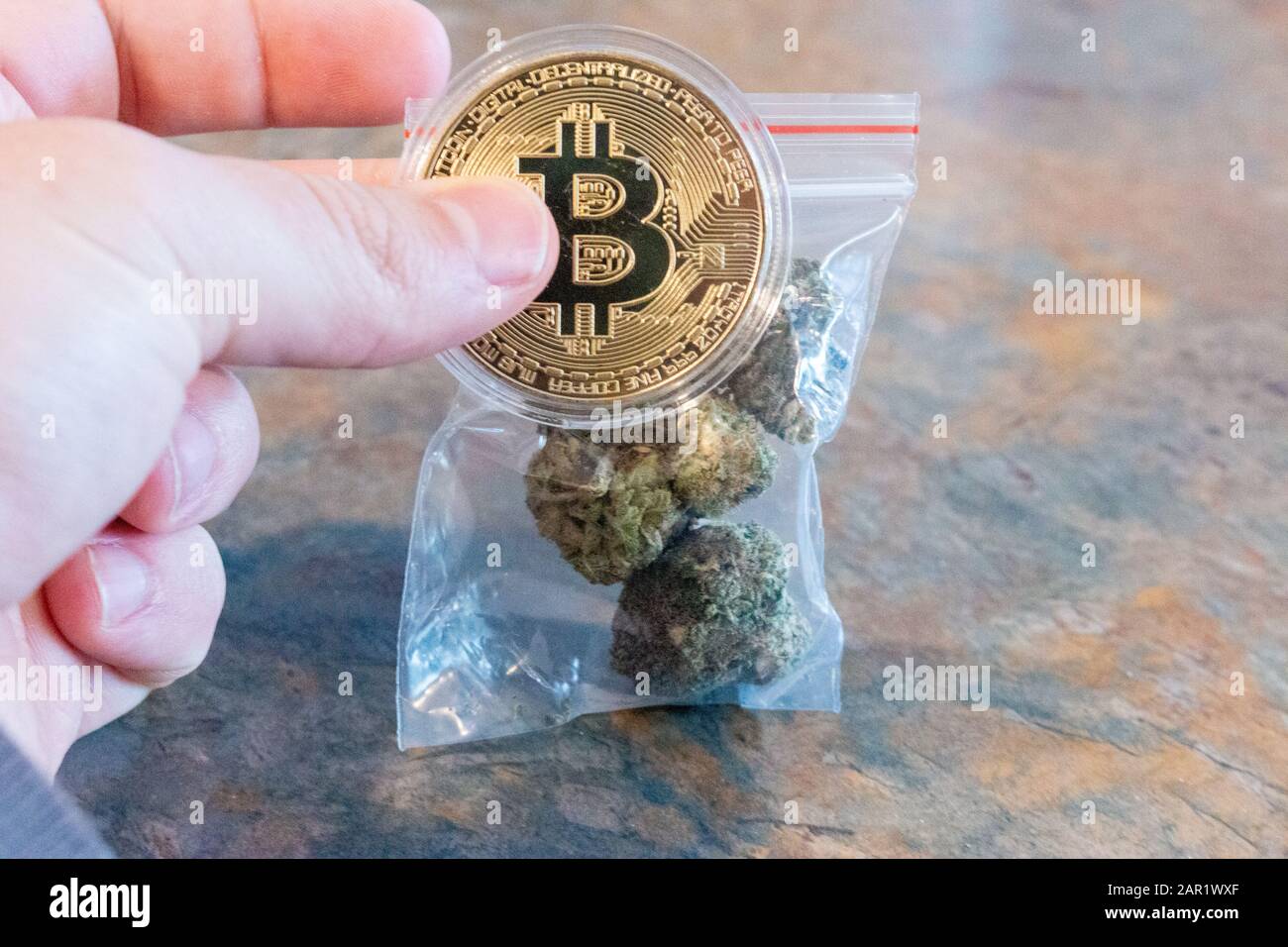 Cannabis Les Bourgeons De Marijuana Médicale Avec Des Pièces De Crypto- Monnaie Bitcoin Photo Stock - Alamy
