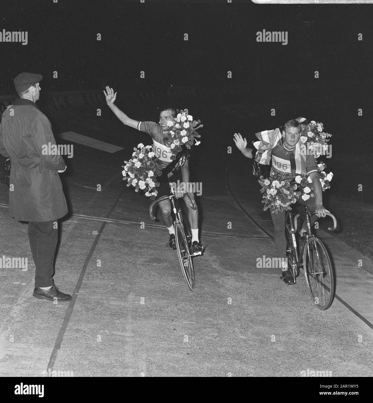 Championnat néerlandais de cyclisme sur piste dans le stade olympique. Left Ger Bongers et Right Klaas Balk in wreaths Date: 3 August 1967 mots clés: CHAMPIES, CYCLISME, Couronnes Nom personnel: GER Bongers, Klaas Balk Nom de l'établissement: Olympic Stadium Banque D'Images