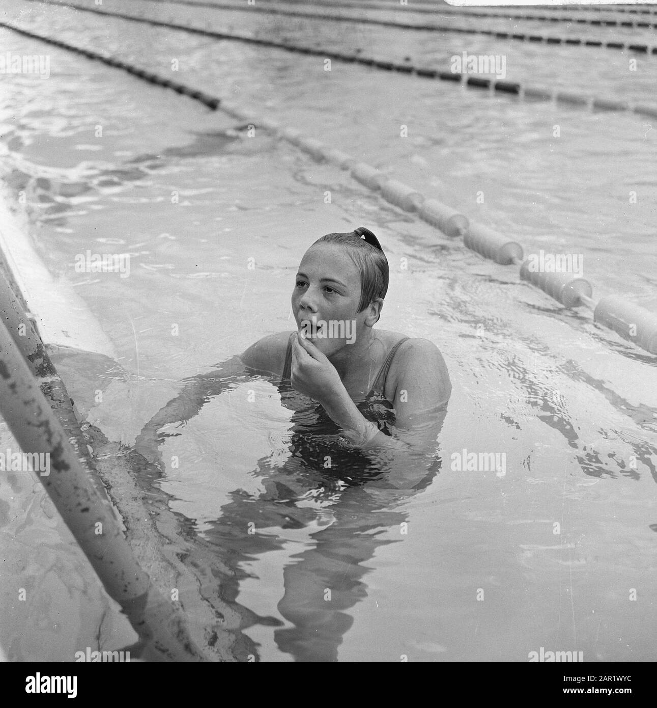 Championnats nationaux de natation à la papeterie de Groningue Hennie Perterman Annotation: Hennie Perterman a remporté plusieurs nombres pour les nageurs de moins de 16 ans. En 1968, elle est devenue titulaire de disques dans les 200 (en 1969 aussi les 400) batailles de mètres et a participé aux Jeux olympiques du Mexique. Date: 4 août 1967 lieu: Groningue (ville) mots clés: Sport, natation nom De La Personne: Penterman, Hennie Banque D'Images