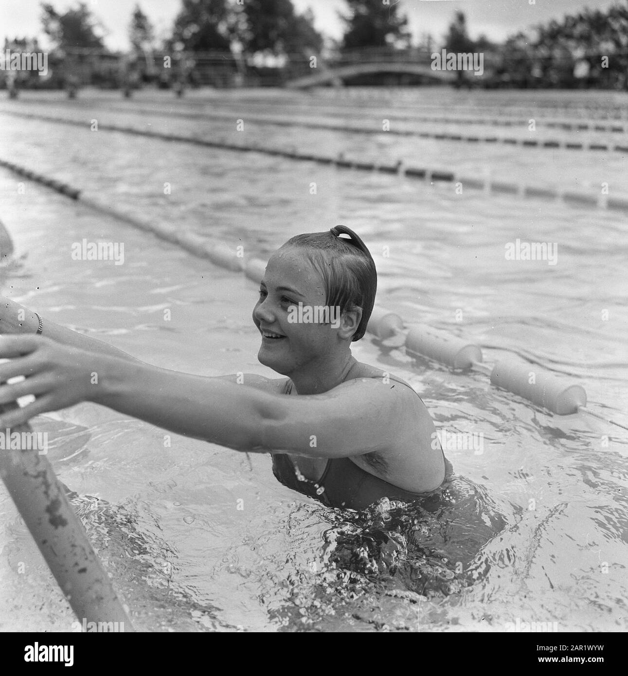 Championnats nationaux de natation à la papeterie de Groningue Hennie Perterman Annotation: Hennie Perterman a remporté plusieurs nombres pour les nageurs de moins de 16 ans. En 1968, elle est devenue titulaire de disques dans les 200 (en 1969 aussi les 400) batailles de mètres et a participé aux Jeux olympiques du Mexique. Date: 4 août 1967 lieu: Groningue (ville) mots clés: Sport, natation nom De La Personne: Penterman, Hennie Banque D'Images