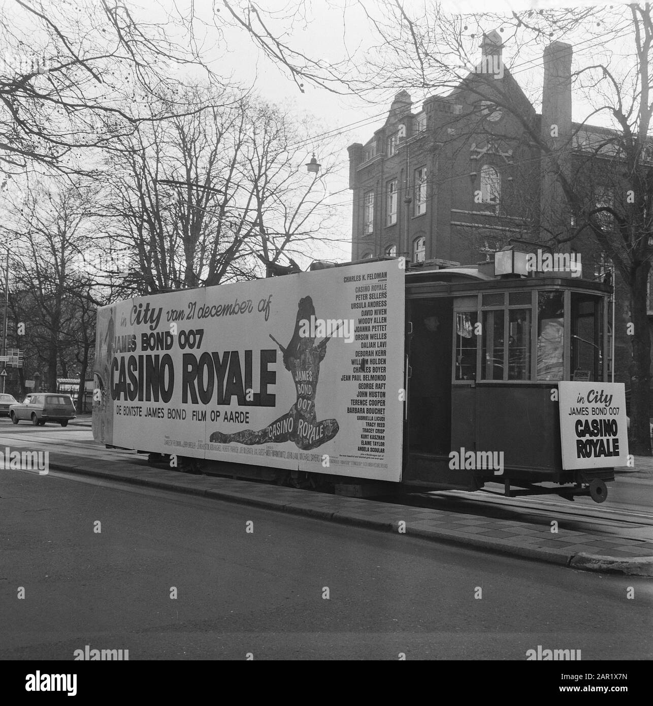Mission Columbia, tram avec publicité pour Casino Royale Date: 19 décembre 1967 mots clés: ADVERCTION, trams Nom de personne: Columbia Banque D'Images Mission Columbia, tram avec publicité pour Casino Royale Date: 19 décembre 1967 mots clés: ADVERCTION, trams Nom de personne: Columbia Banque D'Images