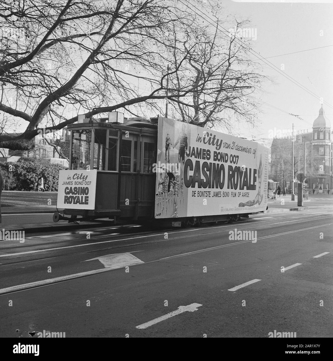 Mission Columbia, tram avec publicité pour Casino Royale Date: 19 décembre 1967 mots clés: ADVERCTION, trams Nom de personne: Columbia Banque D'Images Mission Columbia, tram avec publicité pour Casino Royale Date: 19 décembre 1967 mots clés: ADVERCTION, trams Nom de personne: Columbia Banque D'Images