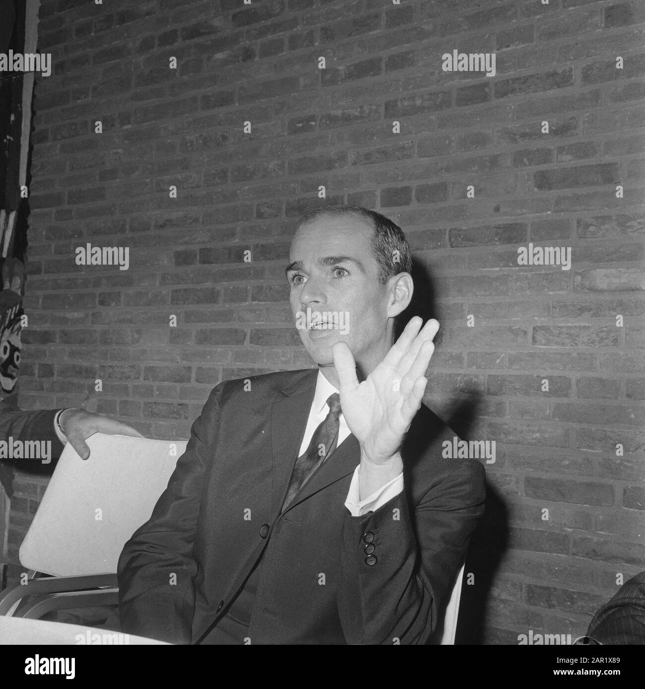 Henk van Ulsen lors de la conférence de presse à Hilton Amsterdam (Gets Edison). Henk van Ulsen Date: 5 octobre 1967 lieu: Amsterdam, Noord-Holland mots clés: Conférences de presse Nom personnel: Ulsen, Henk van Institutioningsname: Edison Banque D'Images