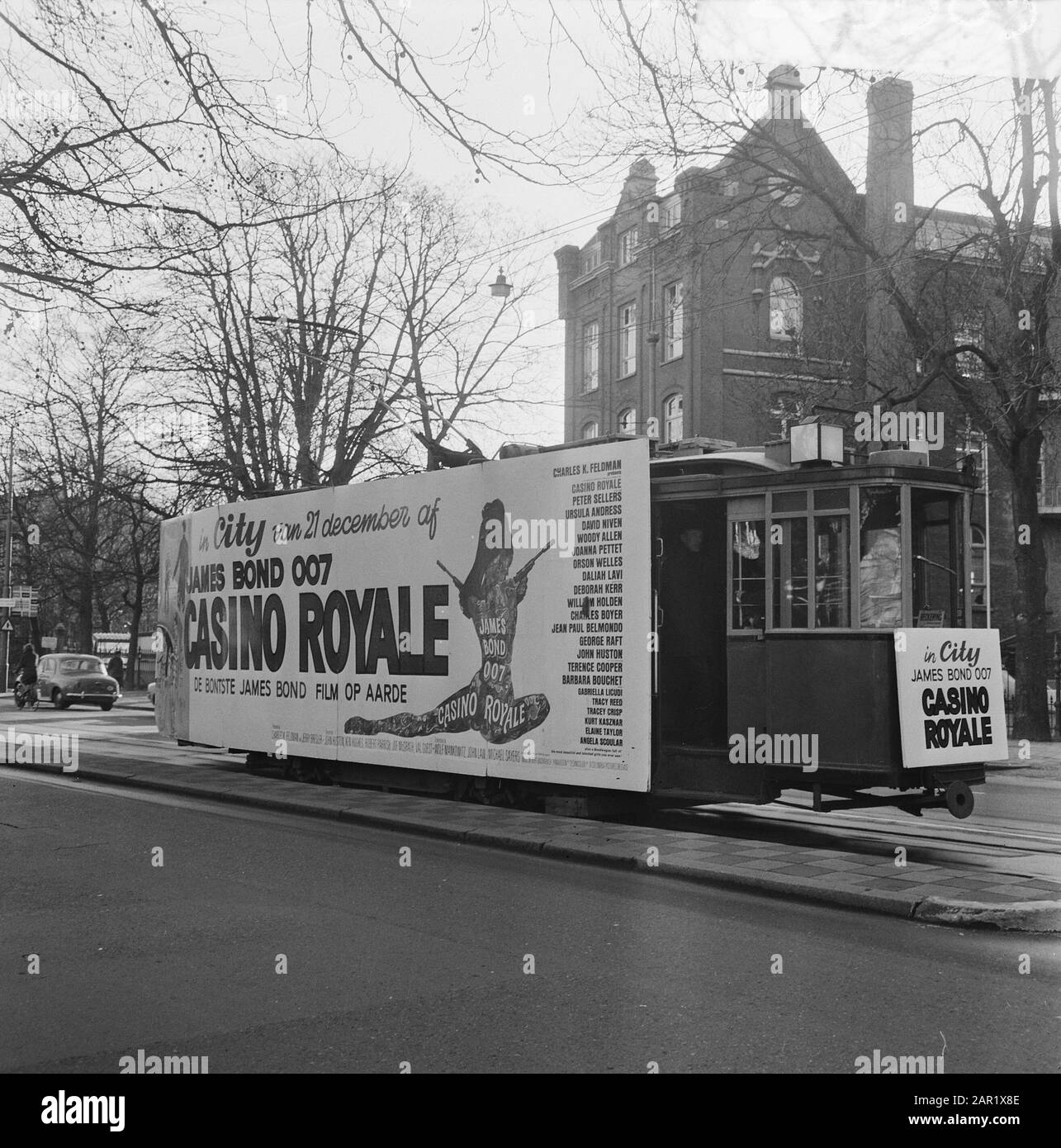 Mission Columbia, tram avec publicité pour Casino Royale Date: 19 décembre 1967 mots clés: ADVERCTION, trams Nom de personne: Columbia Banque D'Images Mission Columbia, tram avec publicité pour Casino Royale Date: 19 décembre 1967 mots clés: ADVERCTION, trams Nom de personne: Columbia Banque D'Images