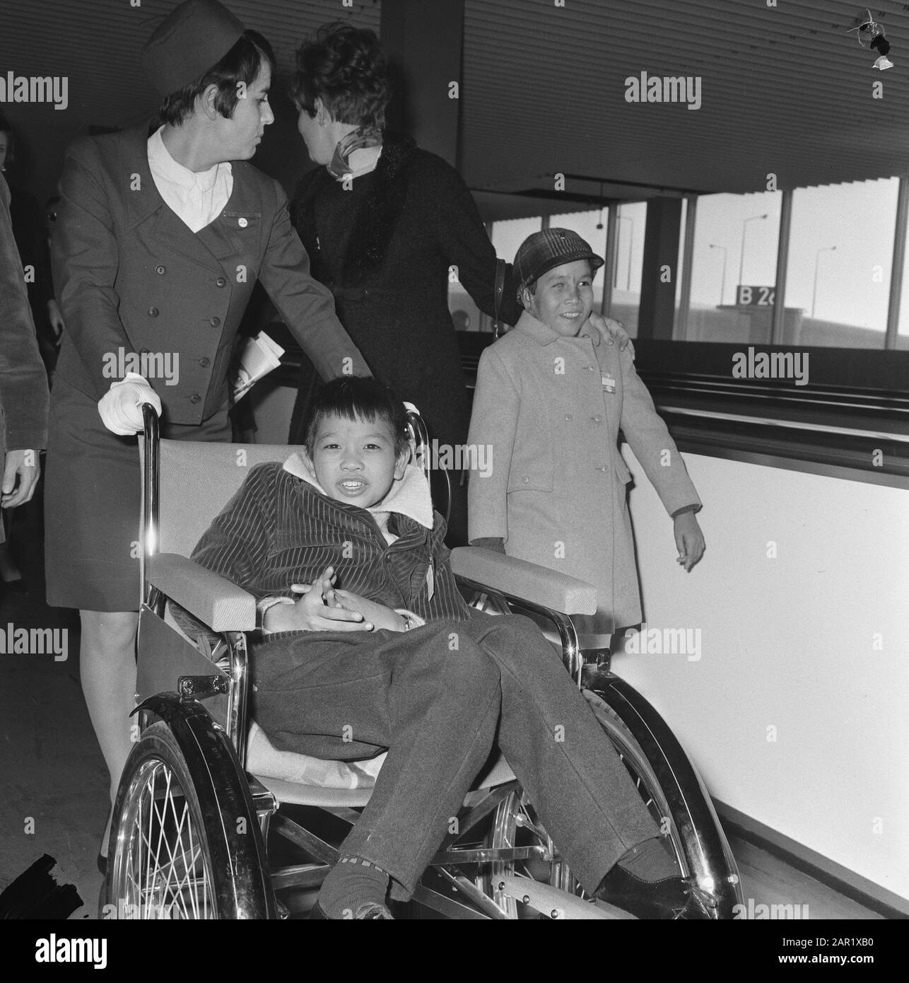 Arrivée des enfants vietnamiens à Schiphol Trois enfants du Vietnam sont arrivés à l'aéroport de Schiphol qui y ont été grièvement blessés par la guerre. Les enfants, deux filles et un garçon, ont été amenés aux Pays-Bas par la fondation Terre des hommes. Il va à une clinique à Huizen (N.H.). Deux des trois enfants à l'arrivée à Schiphol Date : 27 février 1968 lieu : Noord-Holland, Schiphol mots clés : arrivées, soins de santé, enfants, patients, aéroports Banque D'Images