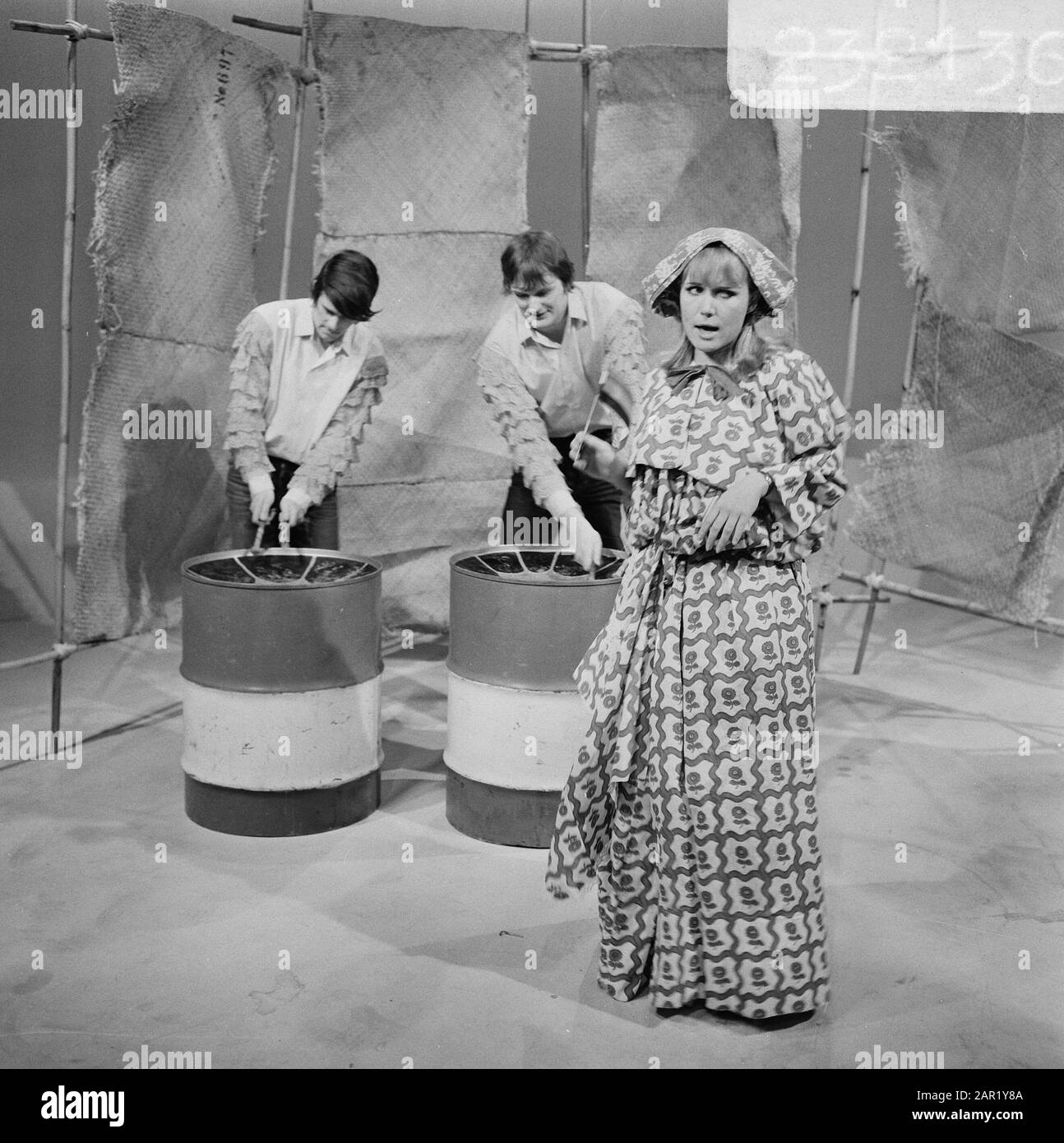 Émission de télévision par VARA Hadimassa. Voir 232134 Date: 3 février 1970 mots clés: Programmes TV Nom des paramètres: Vara Banque D'Images