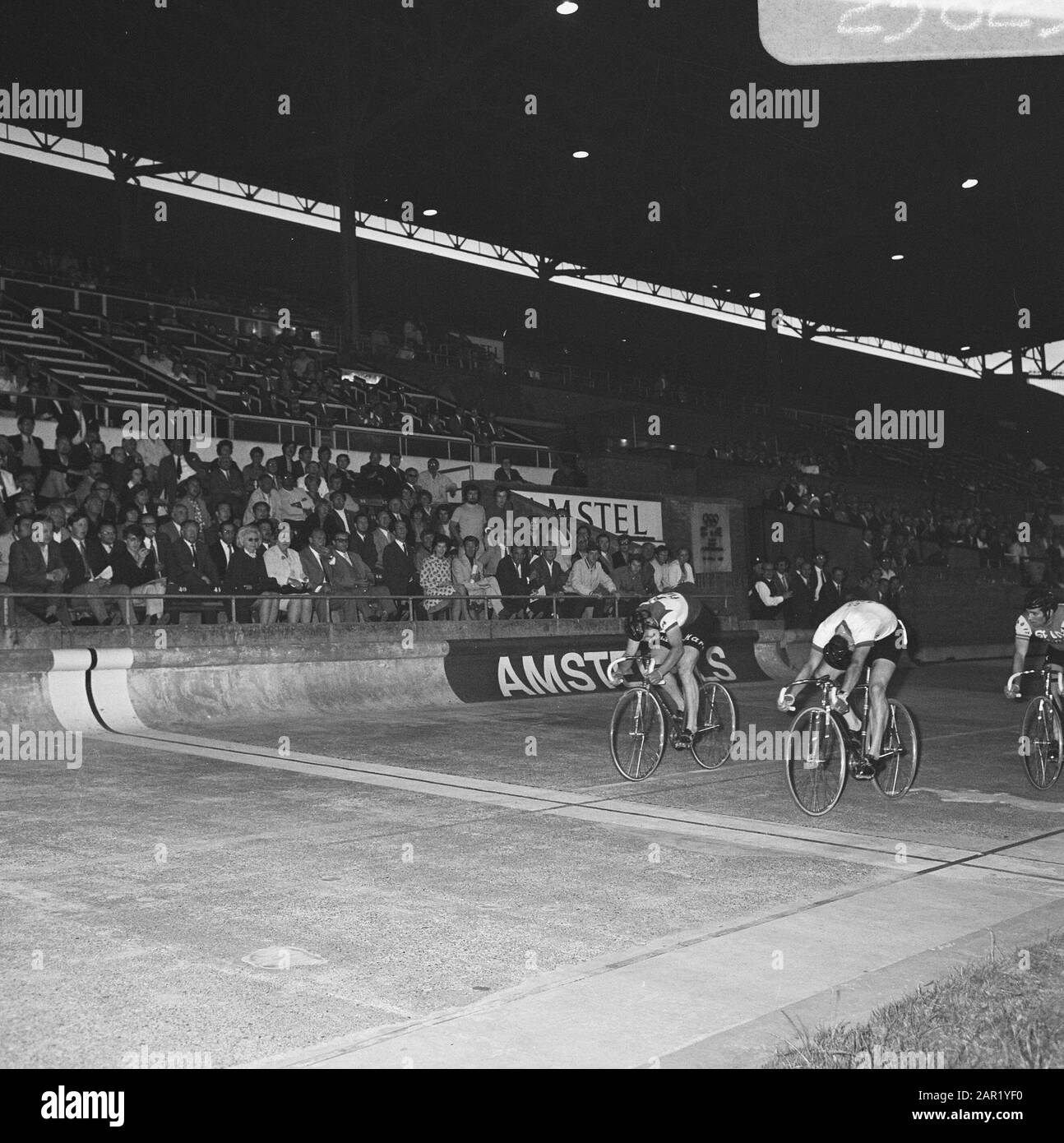 Prix du vélo à Amsterdam dans le stade olympique, Amsterdam: Damiano avec fleurs, tour Date: 25 juin 1970 lieu: Amsterdam, Noord-Holland mots clés: Cyclisme Nom personnel: Damiano Nom de l'institution: Stade olympique Banque D'Images