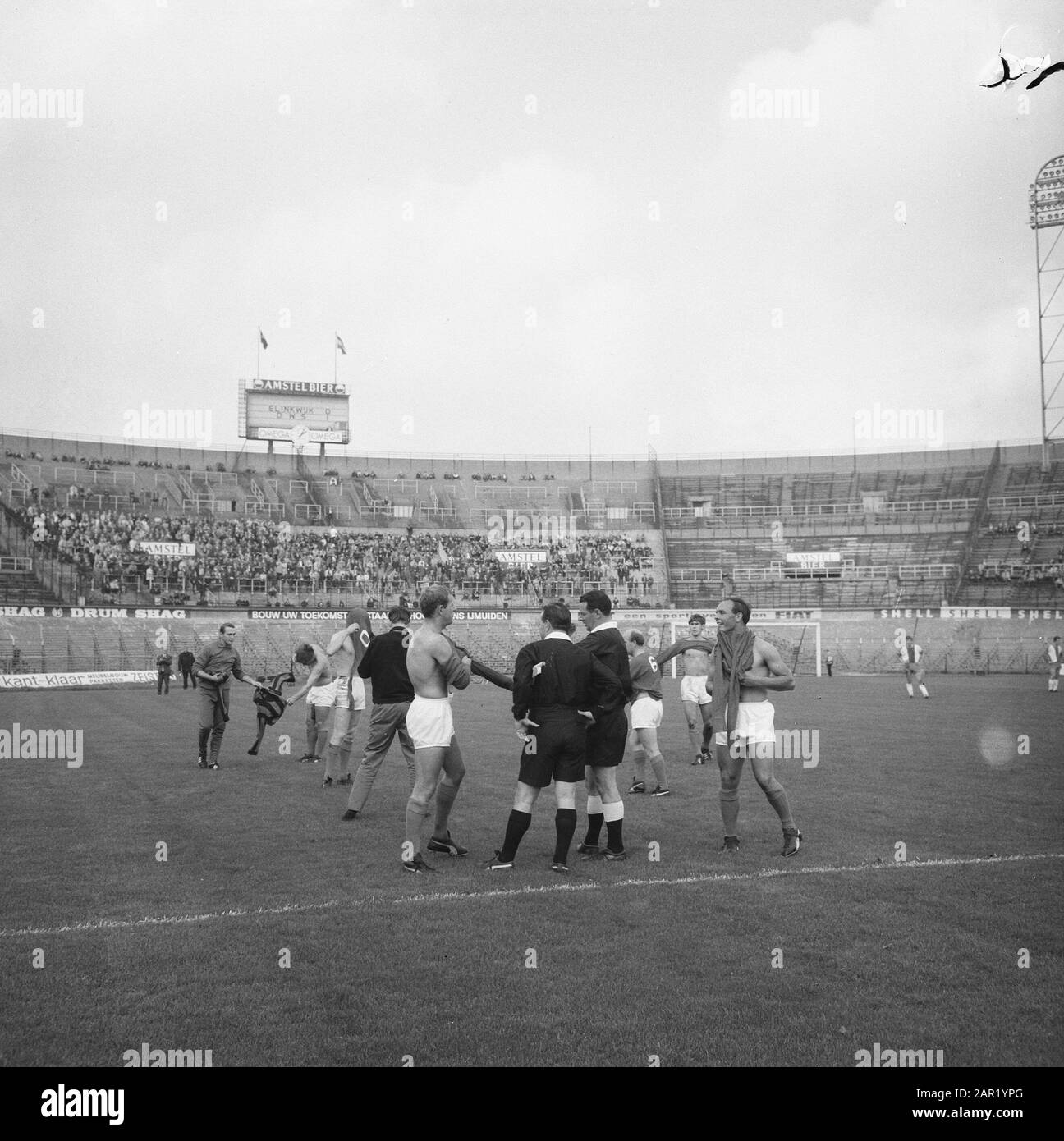 Match de football DWS - Elinkwijk à Amsterdam: 6-2 v.l.n.n. Frans Geurtsen, juge de la frontière, arbitre, Vonhoff, Waayenberg et Boogaard Date : 16 octobre 1966 lieu : Amsterdam, Noord-Holland mots clés : arbitres, sport, football Nom personnel : Geurtsen, Frans Banque D'Images