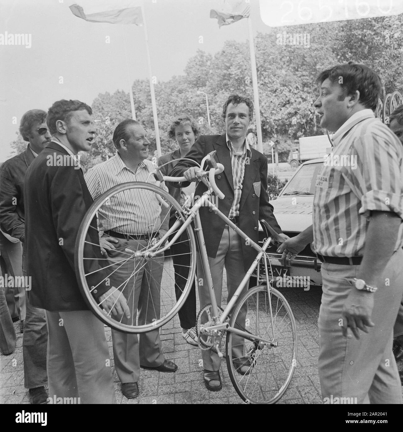 Jan Crickets avec vélo pour Tour de France, chef d'équipe de droite ton Pêcheurs Date: 29 juin 1973 mots clés: Vélo Nom: Tour de France Banque D'Images