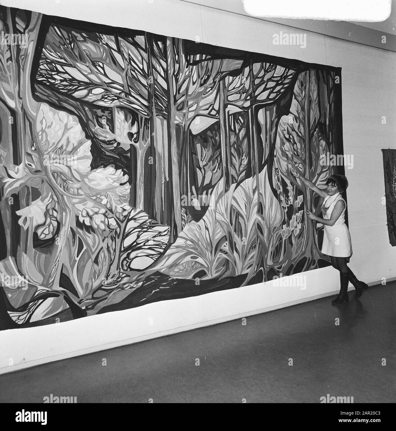 Exposition de tapisseries belges modernes à Arti et Amicitiae à Amsterdam Mary Dambiermont à ses tapisseries Date: 12 novembre 1973 lieu: Amsterdam, Noord-Holland mots clés: Artistes visuels, expositions, tapisseries Nom personnel: Dambiermont, Mary Banque D'Images